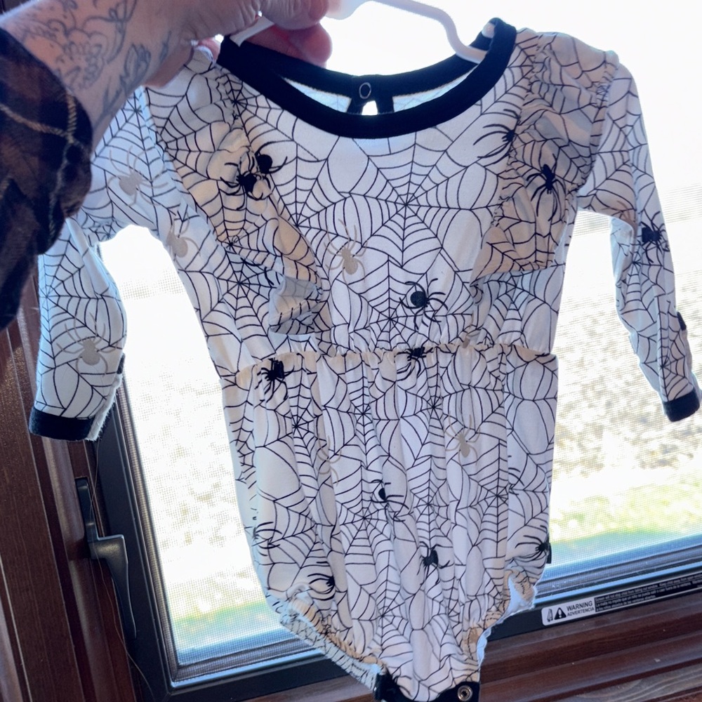 Spider Web Long flutter Sleeve Kyte bamboo onesie 0/3 month